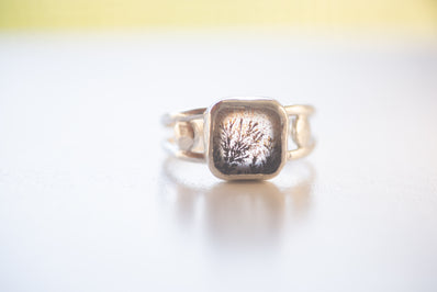 A sterling silver ring with a distinctive natural square dendritic agate, size 10